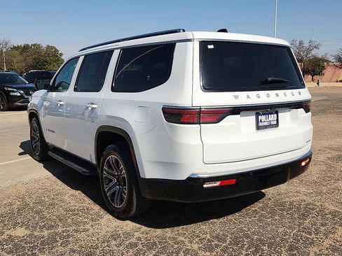 Used 2024 Jeep Wagoneer Series II w/ Flexible Seating Group RWD image 3