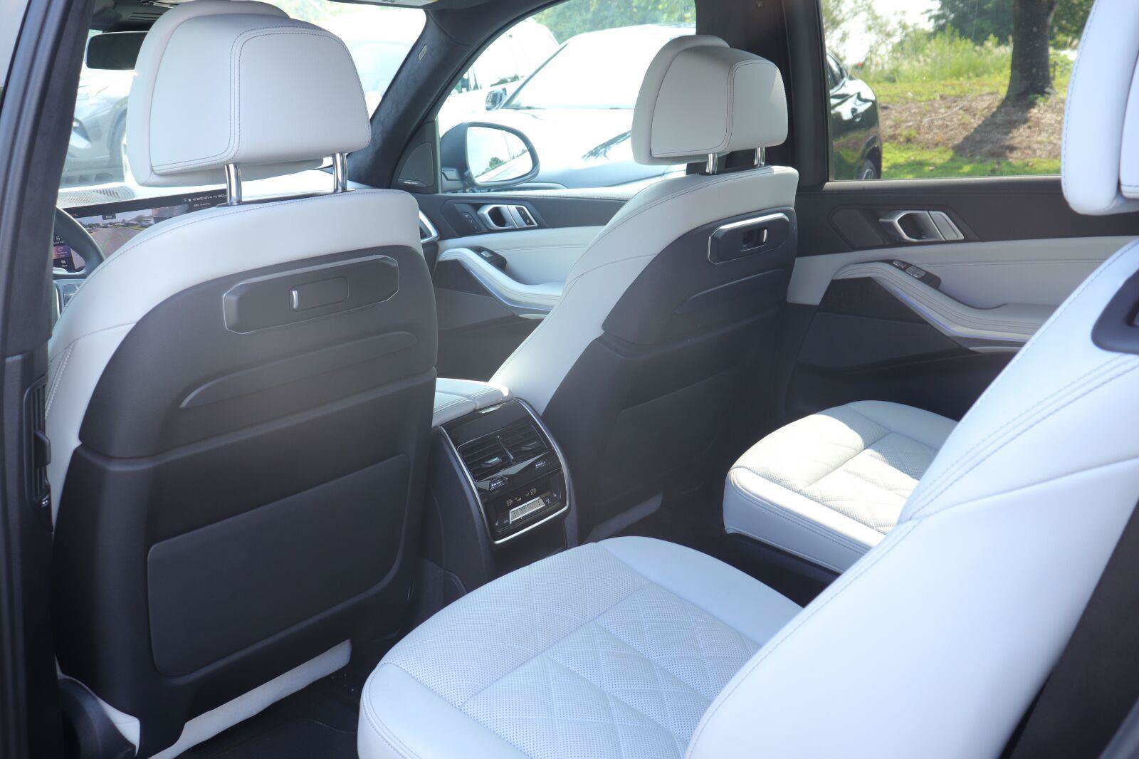 Used 2024 BMW X7 xDrive40i w/ Premium Package AWD/4WD image 14