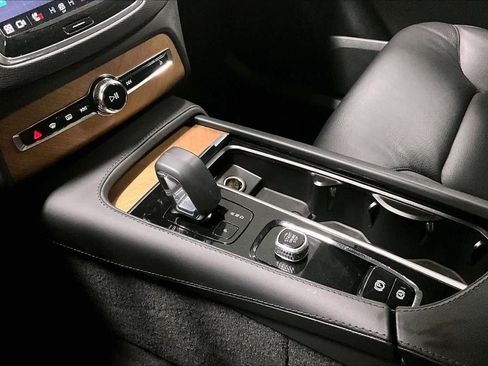 Used 2024 Volvo XC90 B6 Plus image 16