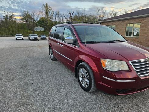 Used 2010 Chrysler Town & Country Limited image 5