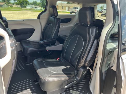 Used 2019 Chrysler Pacifica Touring Plus w/ Cold Weather Group FWD image 22