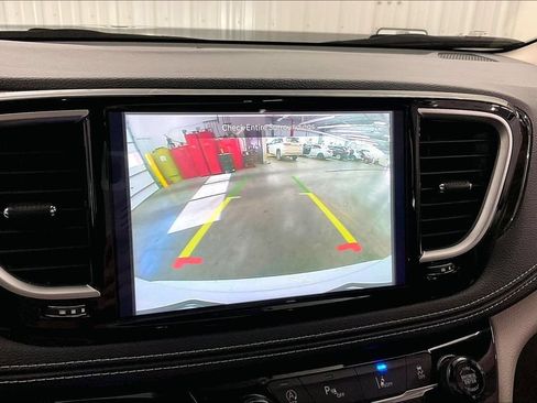 Used 2023 Chrysler Pacifica Limited FWD image 25