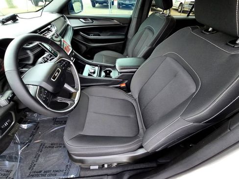 Certified 2025 Jeep Grand Cherokee Laredo X image 21