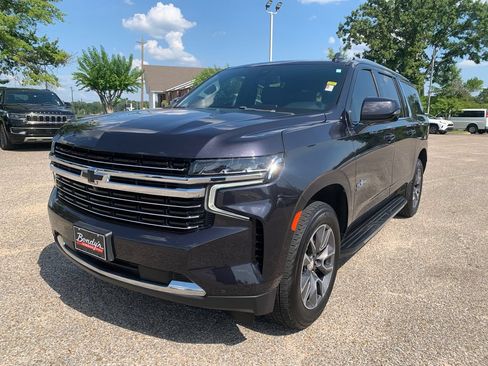 Used 2022 Chevrolet Suburban LT w/ Luxury Package RWD image 5