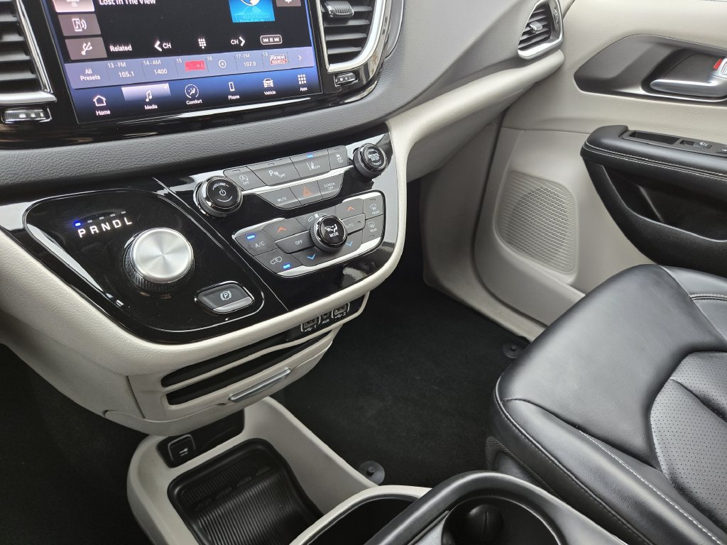 Used 2024 Chrysler Pacifica Touring-L FWD image 21