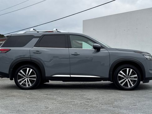 Used 2024 Nissan Pathfinder Platinum w/ Cargo Package image 3