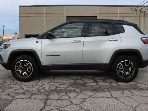 Used 2025 Jeep Compass Trailhawk AWD/4WD image 4