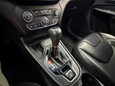 Used 2019 Jeep Cherokee Latitude Plus FWD image 39