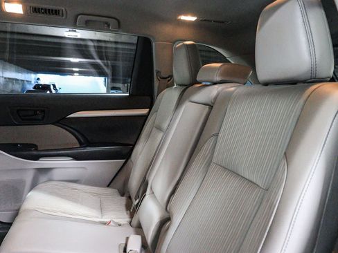 Certified 2019 Toyota Highlander Plus w/ Carpet Mat Package (TMS) FWD image 20
