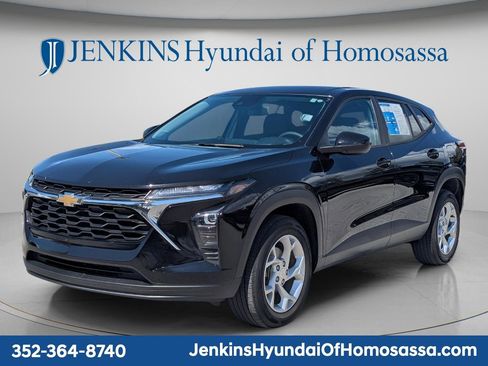 Used 2024 Chevrolet Trax LS w/ LS Convenience Package FWD image 12