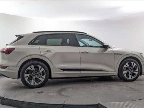 Used 2022 Audi e-tron Premium w/ Convenience Plus Package AWD/4WD image 9