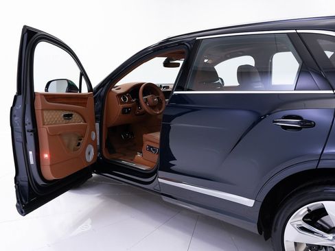 Certified 2021 Bentley Bentayga image 9