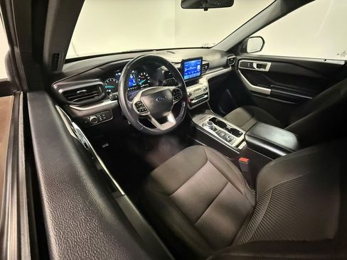 Used 2022 Ford Explorer XLT image 2