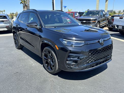 Used 2026 Volkswagen Tiguan SE R-Line image 2