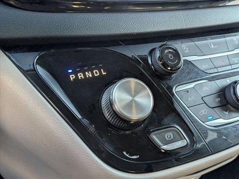 Used 2022 Chrysler Pacifica Touring-L image 12