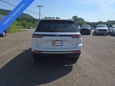 Certified 2023 Jeep Grand Cherokee Laredo AWD/4WD image 8