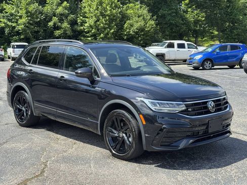 Used 2024 Volkswagen Tiguan SE R-Line AWD/4WD image 2