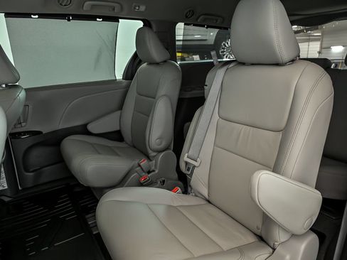 Used 2020 Toyota Sienna XLE FWD image 15