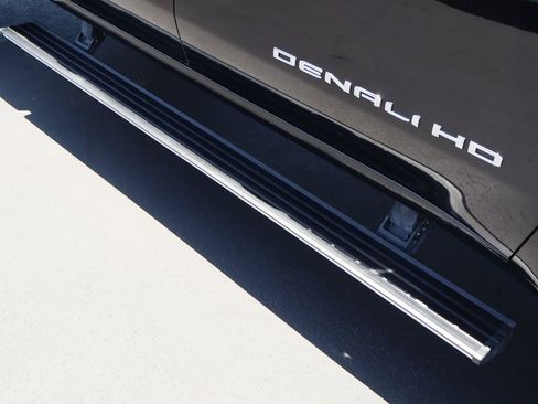 Used 2022 GMC Sierra 2500 Denali w/ Denali Black Diamond Edition AWD/4WD image 11