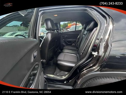 Used 2019 Chevrolet Trax LT w/ LT Convenience Package FWD image 11