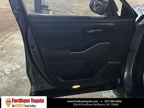 Used 2023 Toyota Highlander XLE AWD/4WD image 15