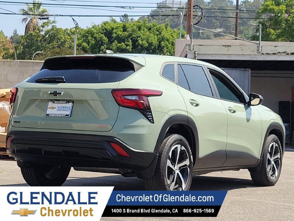 Used 2024 Chevrolet Trax RS w/ Driver Confidence Package FWD image 3