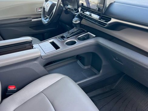 Used 2024 Toyota Sienna XLE AWD/4WD image 19