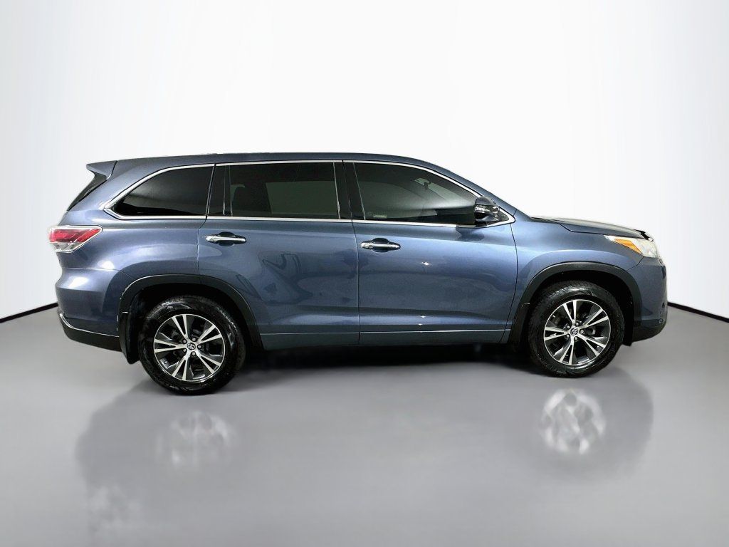 Used 2017 Toyota Highlander Plus FWD image 9