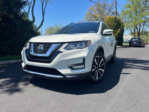 Used 2018 Nissan Rogue SL w/ Premium Package image 2