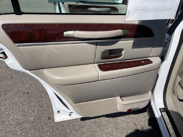 Used 2007 Lincoln Town Car Signature Limited RWD image 28