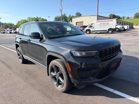 Used 2024 Jeep Grand Cherokee Altitude AWD/4WD image 3