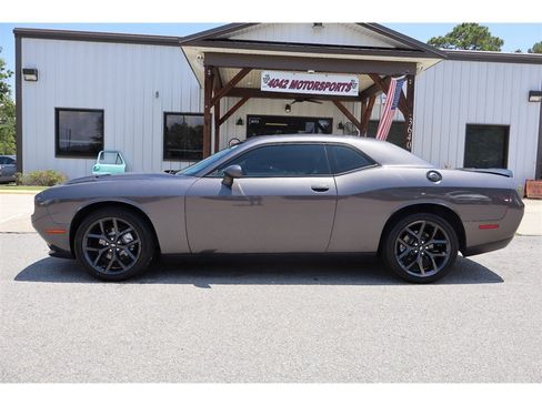 Used 2019 Dodge Challenger SXT w/ Driver Convenience Group RWD image 2