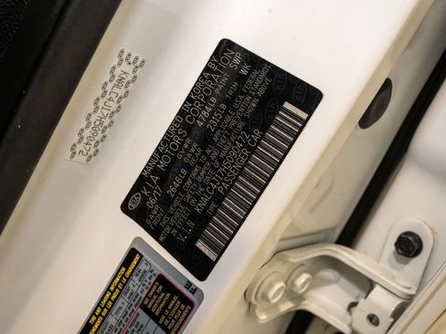 Used 2017 Kia Cadenza Technology image 22