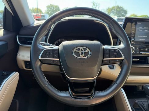 Used 2021 Toyota Highlander XLE FWD image 14