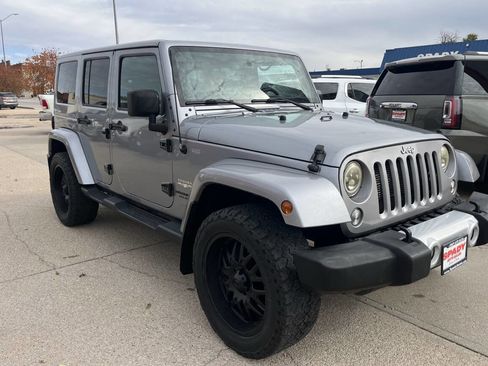 Used 2015 Jeep Wrangler Unlimited Sahara w/ Dual Top Group AWD/4WD image 4