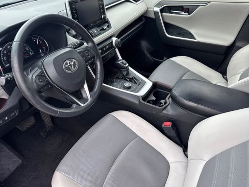 Used 2020 Toyota RAV4 Limited image 10