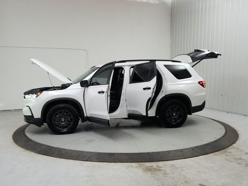 Used 2025 Honda Pilot TrailSport image 13