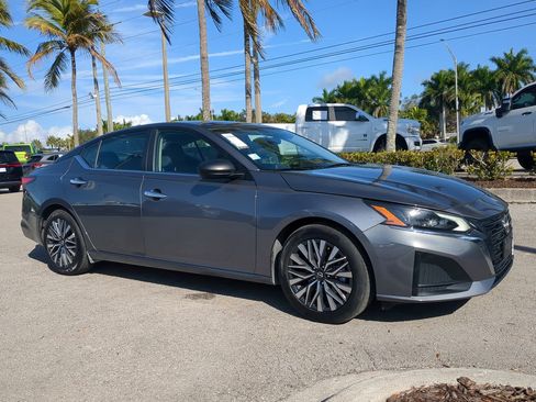 Used 2024 Nissan Altima 2.5 SV image 2