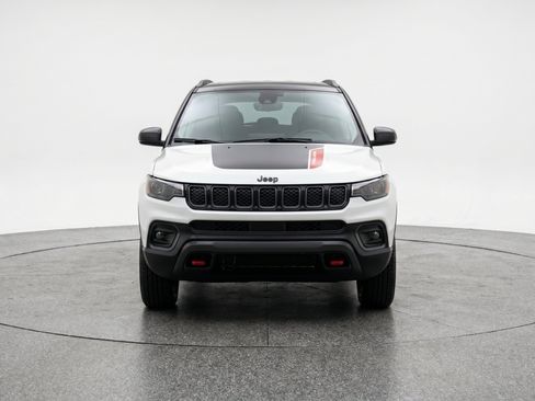 Used 2025 Jeep Compass Trailhawk AWD/4WD image 2