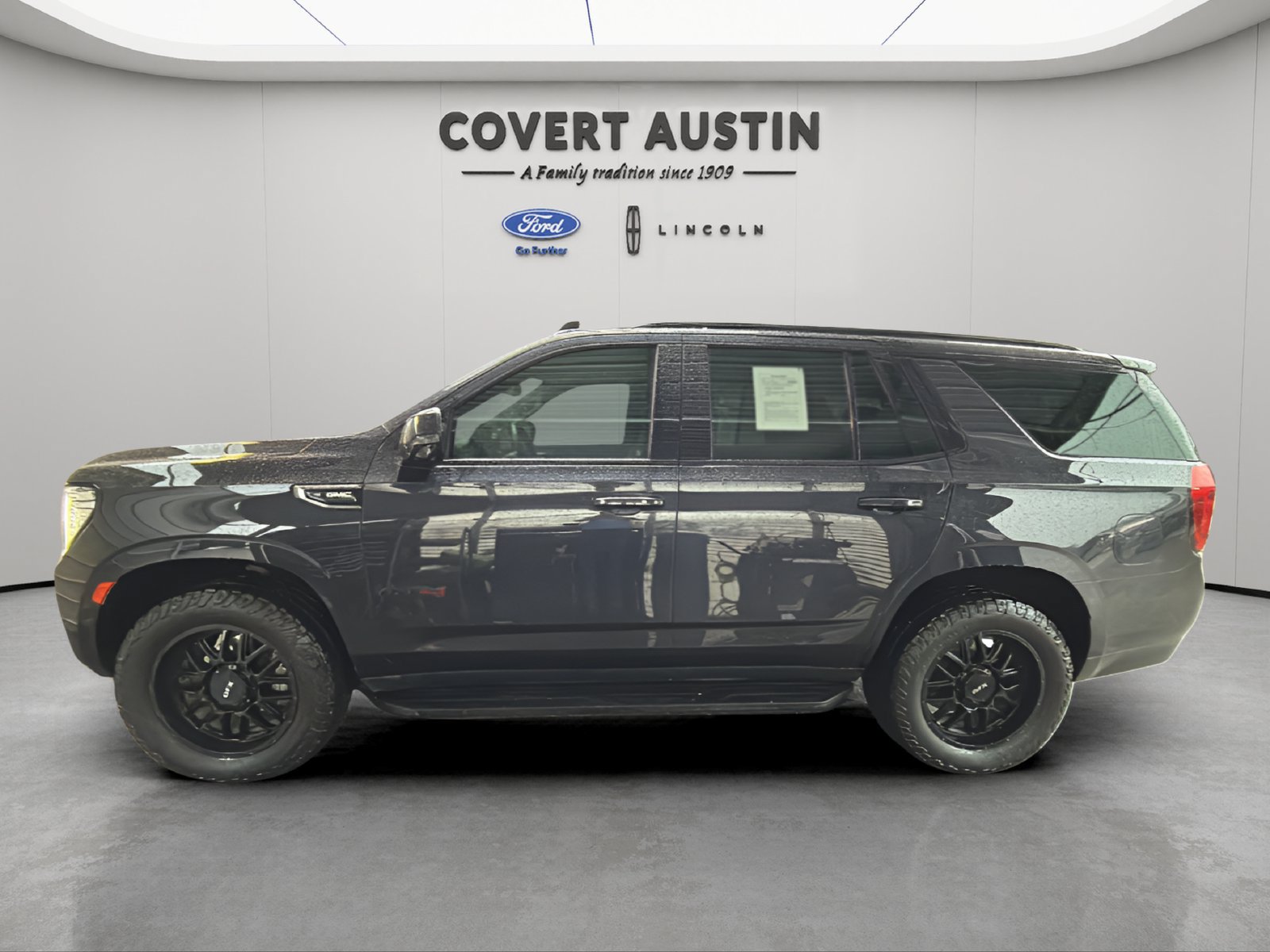 Used 2023 GMC Yukon AT4 w/ Technology Package AWD/4WD image 2