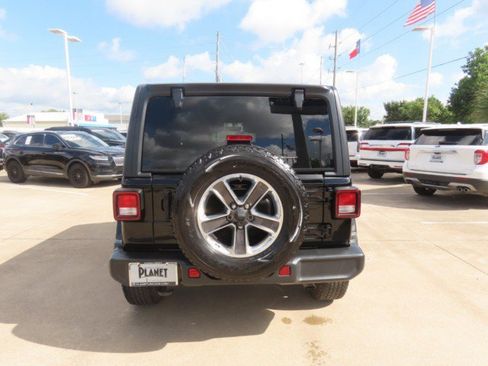Used 2022 Jeep Wrangler Unlimited Sahara w/ Cold Weather Group AWD/4WD image 11