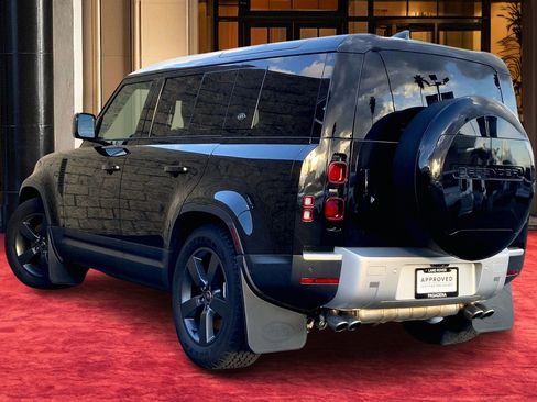 Used 2024 Land Rover Defender 110 SE image 11