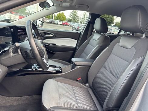 Used 2025 Chevrolet Trax LT w/ LT Convenience Package FWD image 9