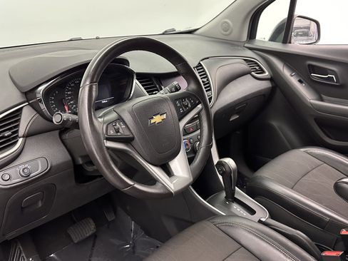 Used 2020 Chevrolet Trax LT w/ LT Convenience Package image 8