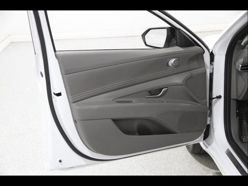 Certified 2025 Hyundai Elantra Sport FWD image 4