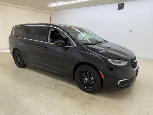 Used 2023 Chrysler Pacifica Touring-L FWD image 7