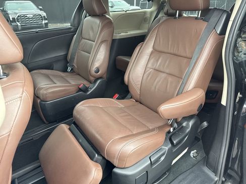 Used 2017 Toyota Sienna Limited image 36