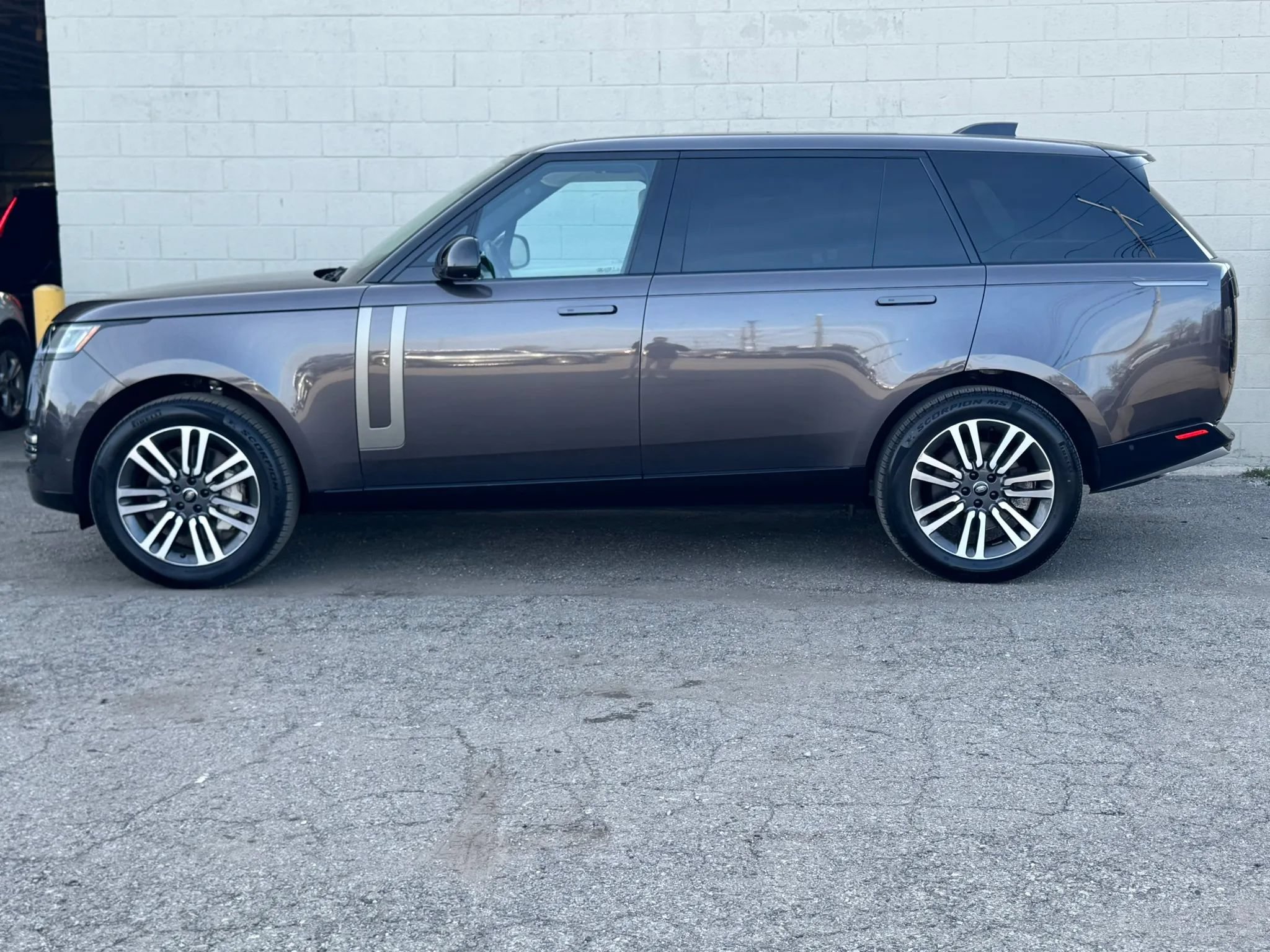Used 2025 Land Rover Range Rover Long Wheelbase SE AWD/4WD image 2