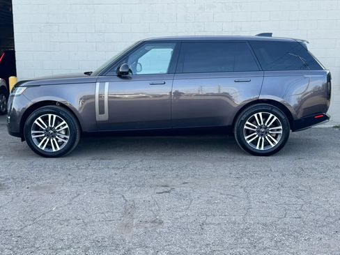 Used 2025 Land Rover Range Rover Long Wheelbase SE AWD/4WD image 2