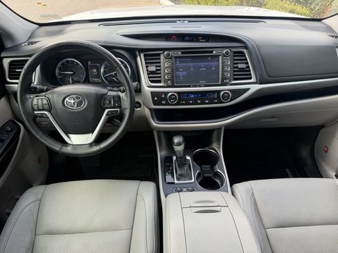 Used 2019 Toyota Highlander Limited Platinum FWD image 10